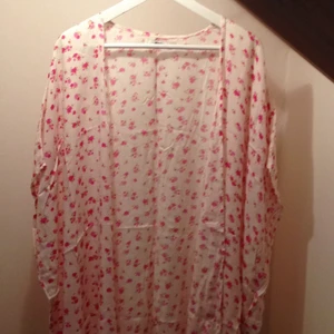  - Gullig kaftan perfekt för stranden, i jättebra skick!