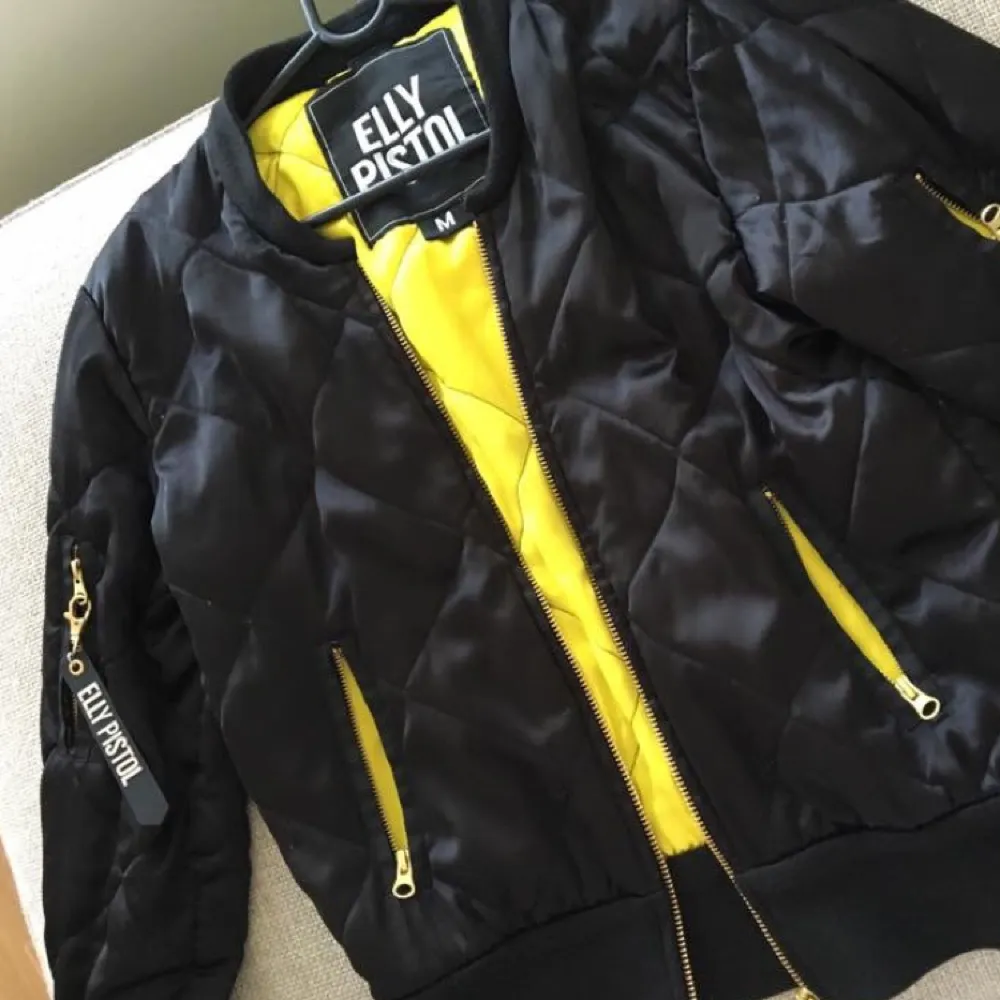 Black and yellow bomberjacket from Elly Pistol, nice material and fit, 1000kr original price, barley used. . Jackor.