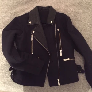  - J.Lindberg jacka 
Mörkblå med svart skinn på kragen 
Helt oanvänd
Liten M stor S 