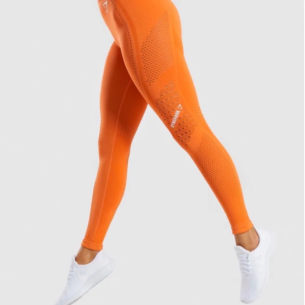 Ett par nästintill oanvända tights från Gymshark. Färg orange, slutsålda på hemsidan. Nypris är 650kr!. Jeans & Byxor.