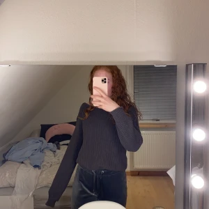Tröja med knytning  - Jättefin tröja från hollister ,säljer pga använder inte längre ,jättefint skick. Man kan ha tröjan vänd på båda håll vilket ja tycker är bra för då kan man använda den på olika sätt. Pris kan diskuteras ☺️