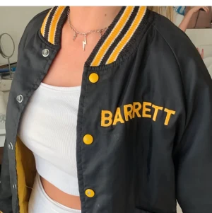 Collagejacka - Säljer denhär jättecoola ”collage/baseboll”jackan som jag köpt här på plick tidigare för 1100:-💗Hör av er om ni är intresserade. Skulle säga att den är stl M