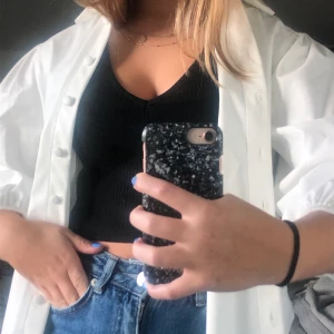 Vit tröja/blus - En gullig vit blus som jag aldrig använt💞 Man kan ha den öppen med något unde eller knäppa den. Kan mötas upp i Stockholm eller frakta om köparen står för frakten✨