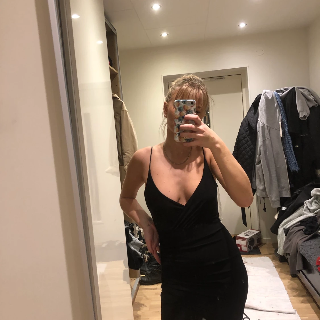 Klänning med slitsliknande på benet - 90