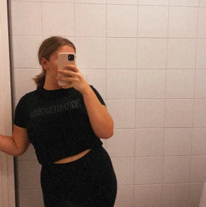 Gymshark tröja - Säljer två stycken gymsharktröjor, svart och militärgrön! Storlek M på båda, slimfit model! För långa på mig så jag får alltid vika upp de i nerkant, ksk synd på bilderna! Sparsamt använda! Säljs tillsammans för 150kr eller styck 100kr !! Köparen står för frakt, kan mötas i Norrköping med omnejd! 