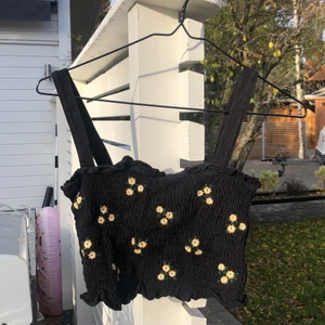 Söt topp - Jättefin topp med broderade blommor! Frakt tillkommer!💘💘