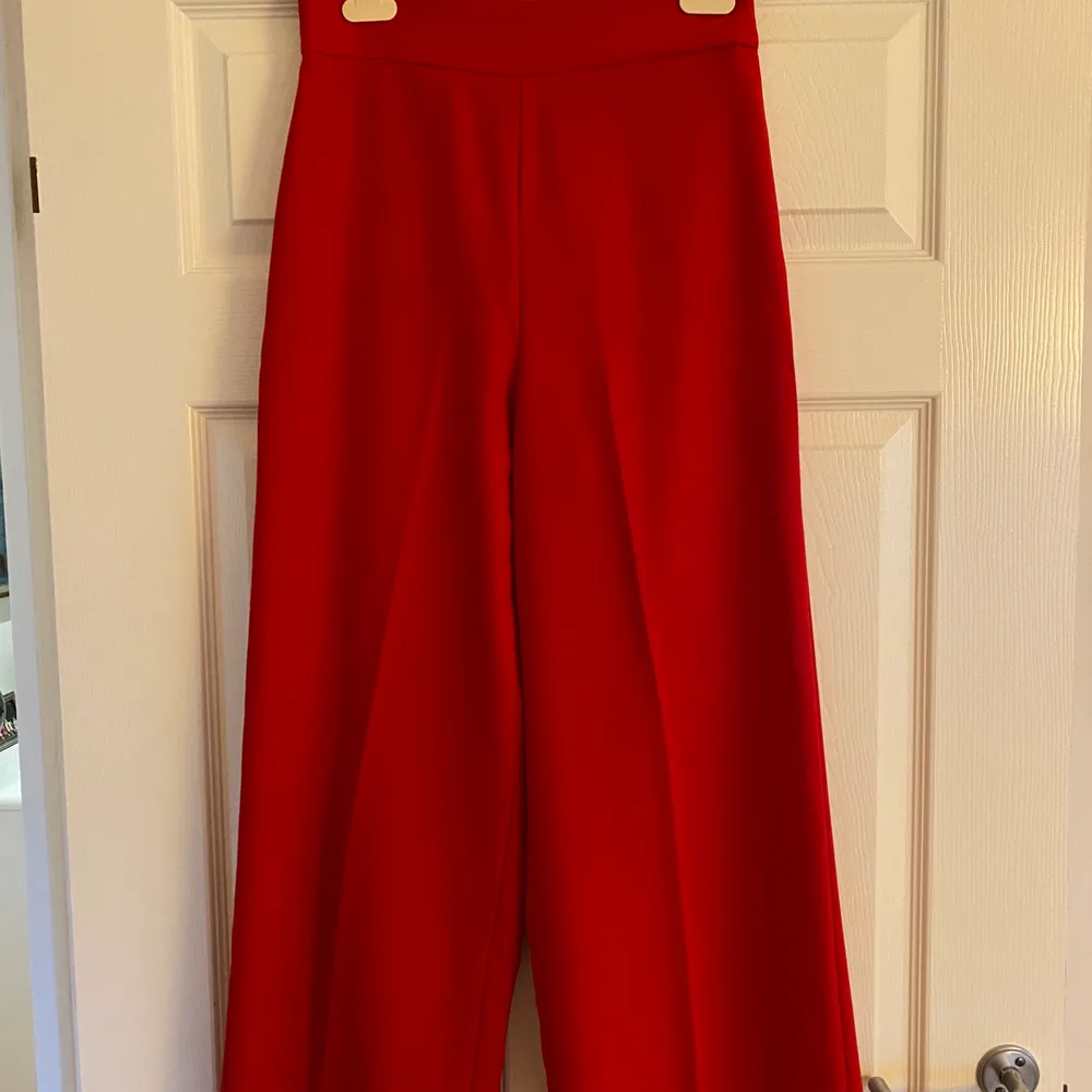 Röda kostymbyxor från Zara. Använt 1 gång, bra skick. Blixtlås vid sidan. Fraktkostnad tillkommer. Jeans & Byxor.