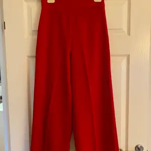 Röda kostymbyxor från Zara. Använt 1 gång, bra skick. Blixtlås vid sidan. Fraktkostnad tillkommer