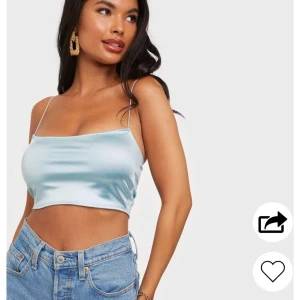 Satin croptop från Nelly - En oanvänd jätte fin satintopp från Nelly i storlek xs. Passar både till vardags och fest, eller att ge bort. Finns inte kvar i blått på Nelly, nypris: 199kr