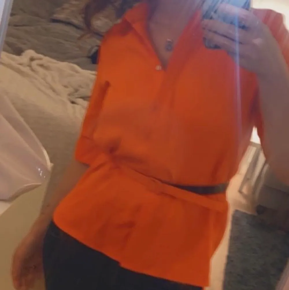 Orange skjorta med lappen kvar.  Köpt i Istanbul. . Skjortor.