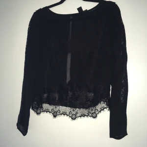 Chiffongblus  - Svart chiffongblus från hm. Öppen slits i ryggen, stl 40 fint skick.