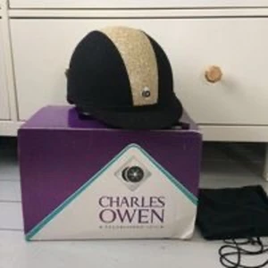 Ridhjälm från Charles Owen. - Helt oanvänd ridhjälm. Stl 7-57 cm. 