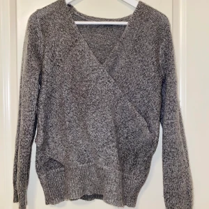 Korsad tröja - En grå korsad tröja fin gina tricot i väldigt gott skick. Storlek xs/s. Använd 2 gånger. 