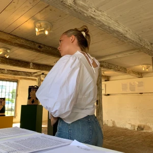 Vit blus - Superfin lite oversized blus! Har denna i strl L å e en S i jämförelse.