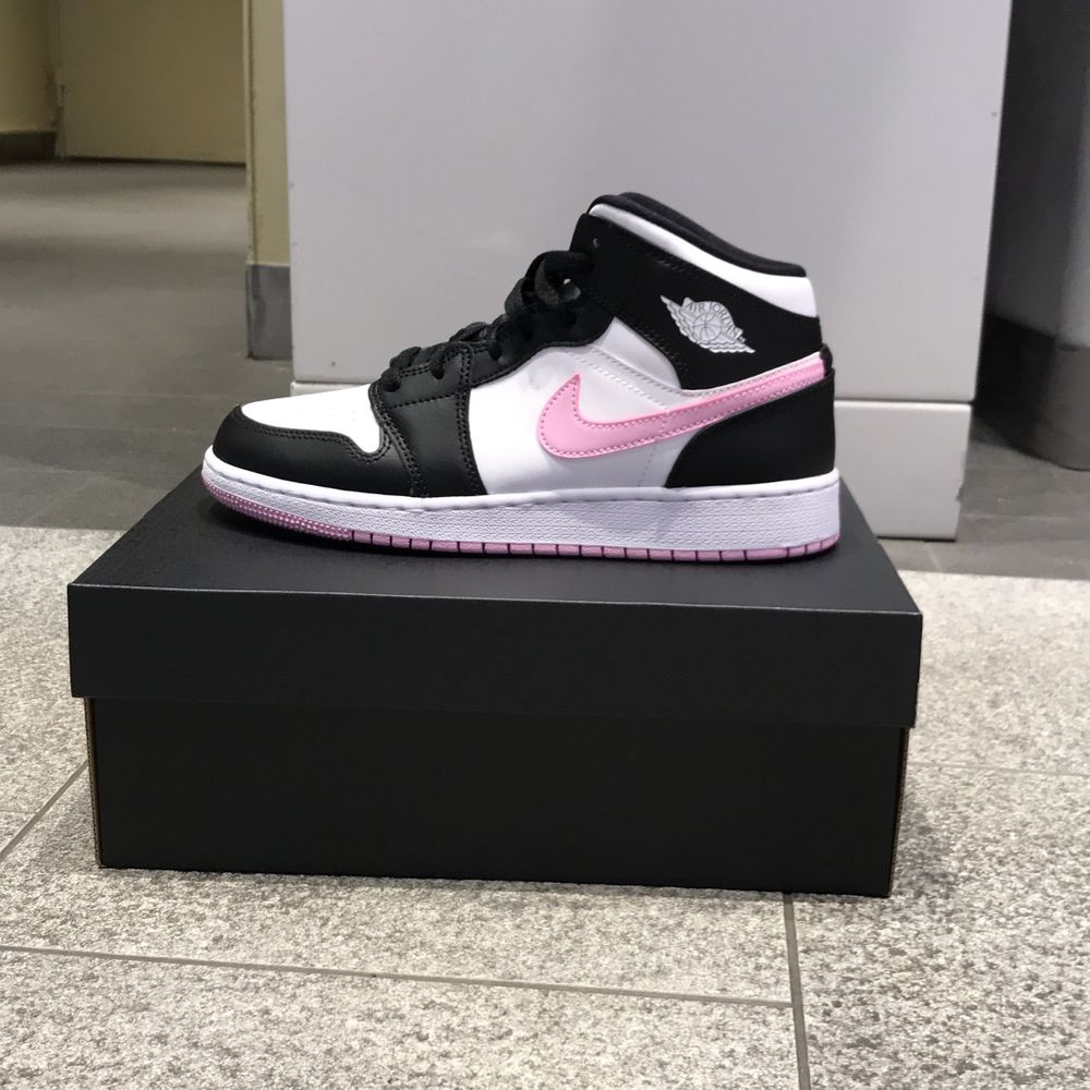 Air Jordan 1 mid ”Artic pink” i storlek 38,5 , Helt oanvända och kvitto och orginal box följer med såklart. Bud från 1100 och buden ökar med 50kr för varje bud, jag uppdaterar er i chatten så ni vet vad budet ligger på atm. Kan mötas upp elr frakta dubbelboxat mvh elliot(bara seriösa bud å seriösa köpare). Skor.
