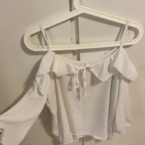 Somrig tröja  - En tunnare tröja som passar både till vardags och fest lite vågig vid sidorna 