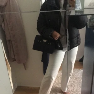 Väska - Säljer en helt vanlig och snygg axelväska! Använd för ett par år sen men inte längre tyvärr! Passar till nästan vilken outfit som helst just för att den är väldigt basik!💗 önskade bilder skickas! Köparen står för frakt💗💗