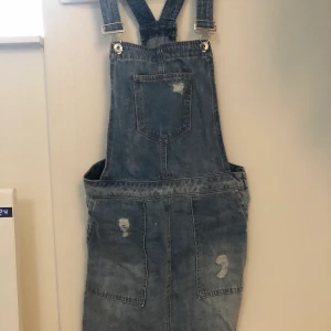 Hängselkjol - Super fin kjol som tyvärr inte längre passar! Knappt använd och i superbra skick:)