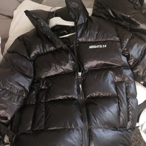 Axel arigato vinterjacka - Väldigt bra skick, size Small. Köpt på Axel arigatos hemsida för 4800kr men gå ned i pris vid snabb affär! 