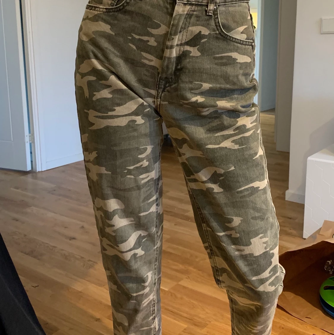 Pull and Bear camo byxor I storleken 36