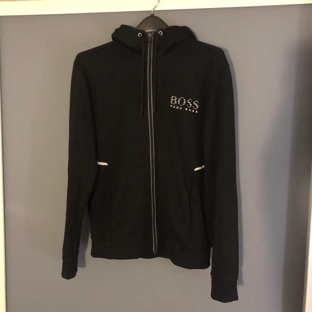 Hugo boss zip hoodie svart, skick 9/10 strl:M Nypris: 1000kr. Hoodies.