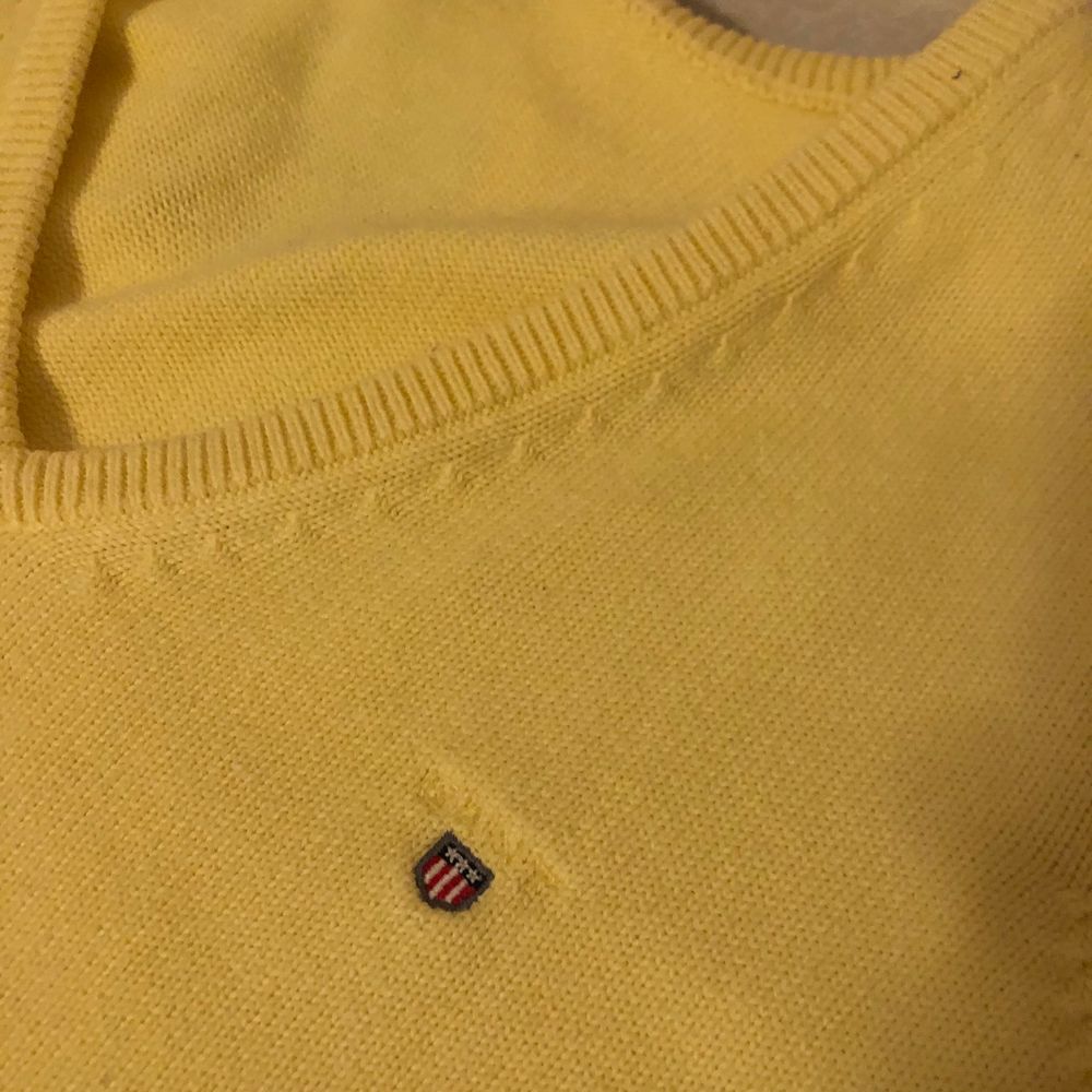 Säljer en gul gant pullover i barnstorlek M. Passar även mig som har strl XS-S i toppar! Knappast använd så är i väldigt bra skick.. Tröjor & Koftor.