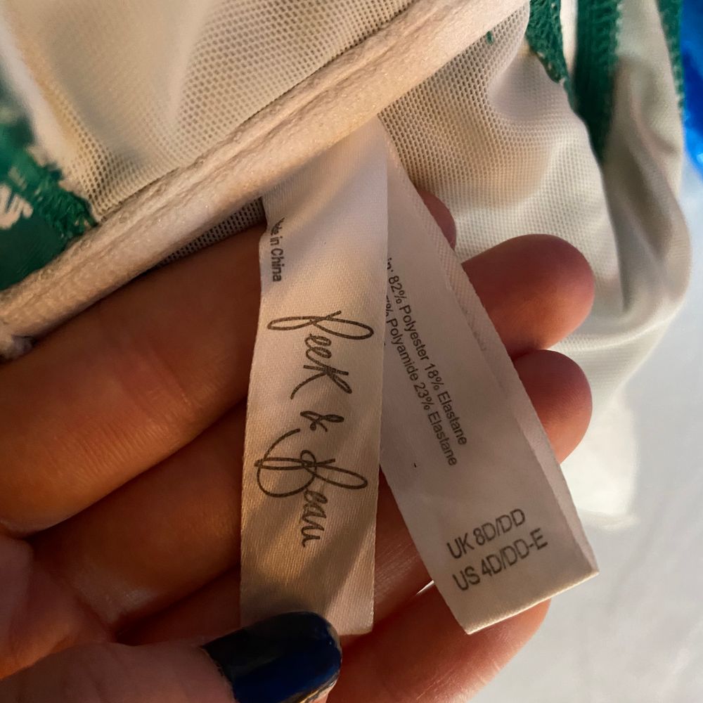 Säljer nu min fina bikiniöverdel som tyvärr blivit för liten. De finns inga inlägg i den men man ser inget genom, iallafall inte på mig då de även finns mönster på den. Jag har 75C och den är lite liten runt om kroppen men bysten sitter den bra i. Den är som nu då den var ganska liten för mig när jag köpte den så använde den max 5 gånger. Den köptes även på ASOS och de stod att den va för lite större byst. Nypris låg på 350kr. BUDGIVNING VID FLER INTRESSERADE!!. Övrigt.