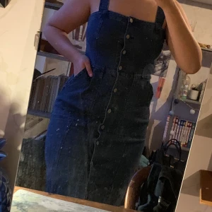 Jeansklänning - Jensklänning i storlek S, passar även mig som har M. Köpt på Gap för 600kr+ så fint märke och endast anävnd två gången så i mycket bra skick. Skärpet är avtagbart och medföljer. Går bra att ha utan bh. Pris 250kr + frakt🌶