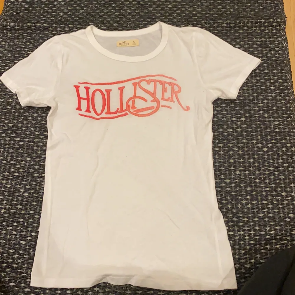 Tshirt från hollister . T-shirts.