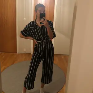 Jättefin randig jumpsuit som är i mycket bra skick. Säljer för att jag inte har användning för den. Den är i skönt material och är väldigt bekväm. Köpare står för frakt💗