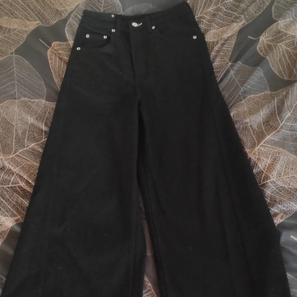 Säljer min helt ny svarta Vida jeans från Weekday, storlek XS 24, det passar väldigt bra i midjan och på i längden, jag är 158cm lång och det går ner till fötterna!! Jeansen längd var egentligen 32 men jag kortat ner den så att det passar min längd (30 kanske?) 😊💜 Original priset var 500kr, slutsåld och hittar den inte längre på hemsidan :( 💜 många intresserade blir det budgivning!! Frakt betalar köparen! . Jeans & Byxor.