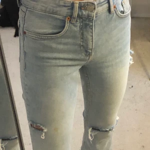Jeans  - Jeansen har en fläck me soya på sig men det går säkert att bleka bort, eller bara tvätta bort!!💜💜 
