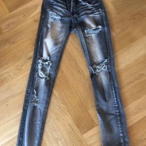 Jeans - Jätte fina håliga jeans , 💜