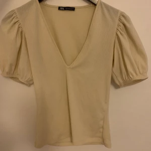 Topp från Zara - Supersöt topp från Zara, passar perfekt med en väst över. Du betalar frakt eller så möts vi upp i Göteborg😇