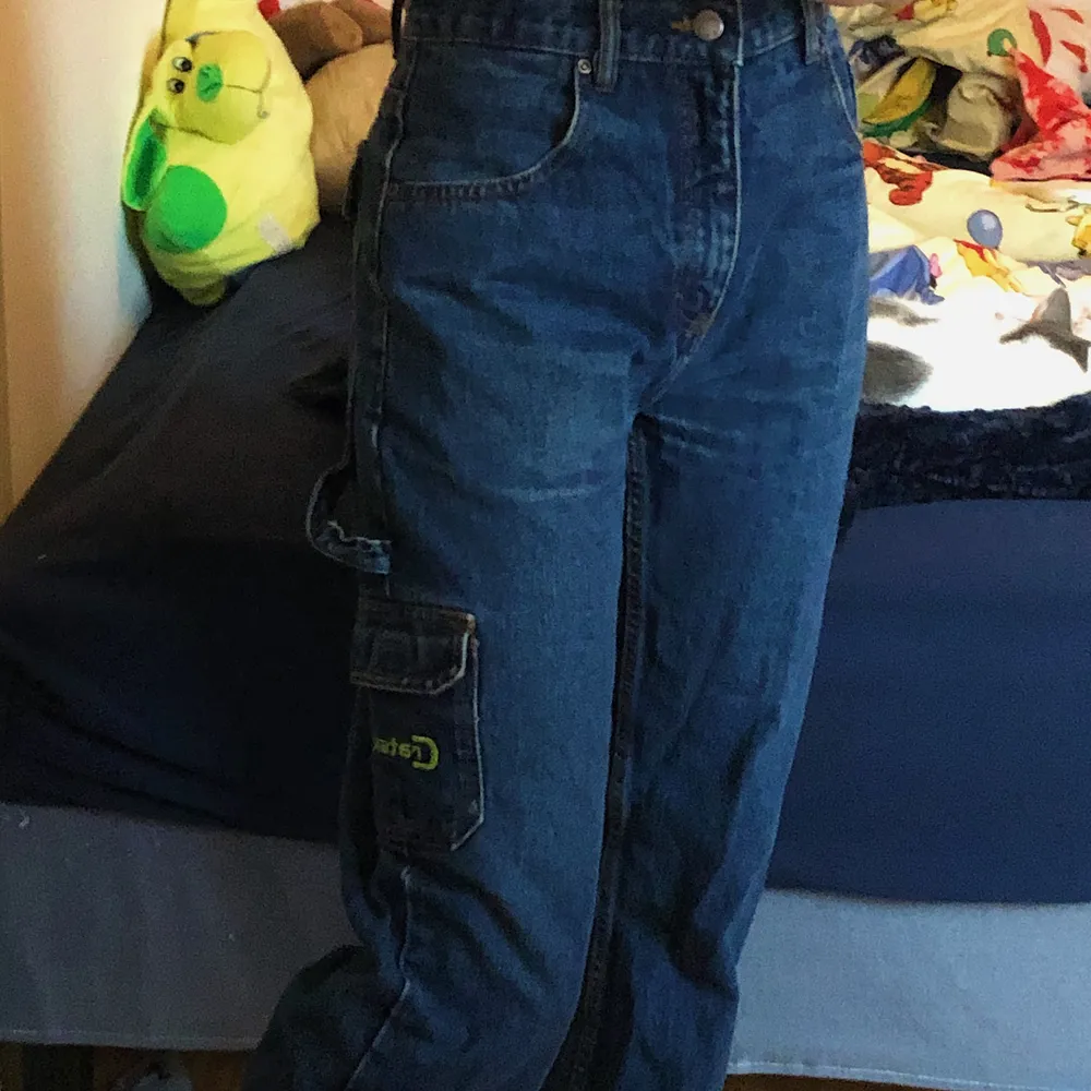 Coola mörkblå cargo jeans💙 säljer då som är förstora för mig (jag har vanligtvis storlek xs/s). Jag är 173 som referens och jeansen går ända ner till fötterna på mig😊 köparen står för frakt 📦 . Jeans & Byxor.
