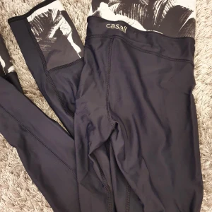 Träningstights från Casall - Tränings leggings från Casall i st 34 (xs). Knappt använda. 