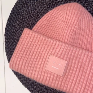 Acne mössa - Säljer min rosa acne mössa för den inte kommer till användning längre! Så fin å knappt använd köpt på Nk för 1100 förra vintern! Buda privat!