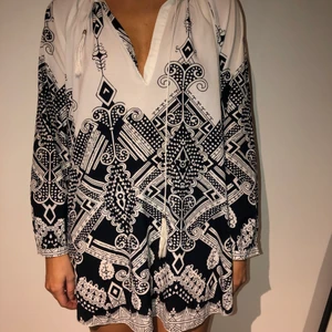 KLÄNNING - Klänning från Bikbok i storlek S❤️ köpare står för frakt