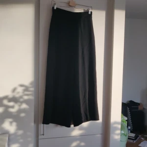 Svarta raka byxor Zara stl S - Svarta byxor från Zara i storlek S. Modellen sitter åt över rumpan och har helt raka ben. Fraktkostnaden tillkommer.