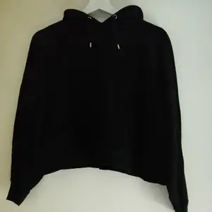 En croppad hoodie från Monki i storlek XS, skulle möjligtvis passa som S också! Använd endast någon gång och i gott skick