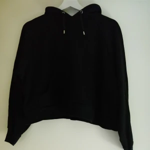 Monki kort hoodie  - En croppad hoodie från Monki i storlek XS, skulle möjligtvis passa som S också! Använd endast någon gång och i gott skick