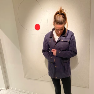 Jacka från Savvy Citizen - Marinblå jacka i vaxad bomull strl S. Fint skick