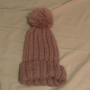 rosa mössa med boll - assöt ljusrosa vintermössa med fluffig boll på toppen. billig frakt tillkommer 😎