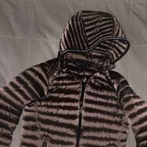 Peak performance jacka - Peak performance claire, nypris 2999 kr. Obetydligt använd, mkt fint skick. Storlek XS, säljer för 700 ink frakt. Skriv för fråga eventuellt fler bilder:)