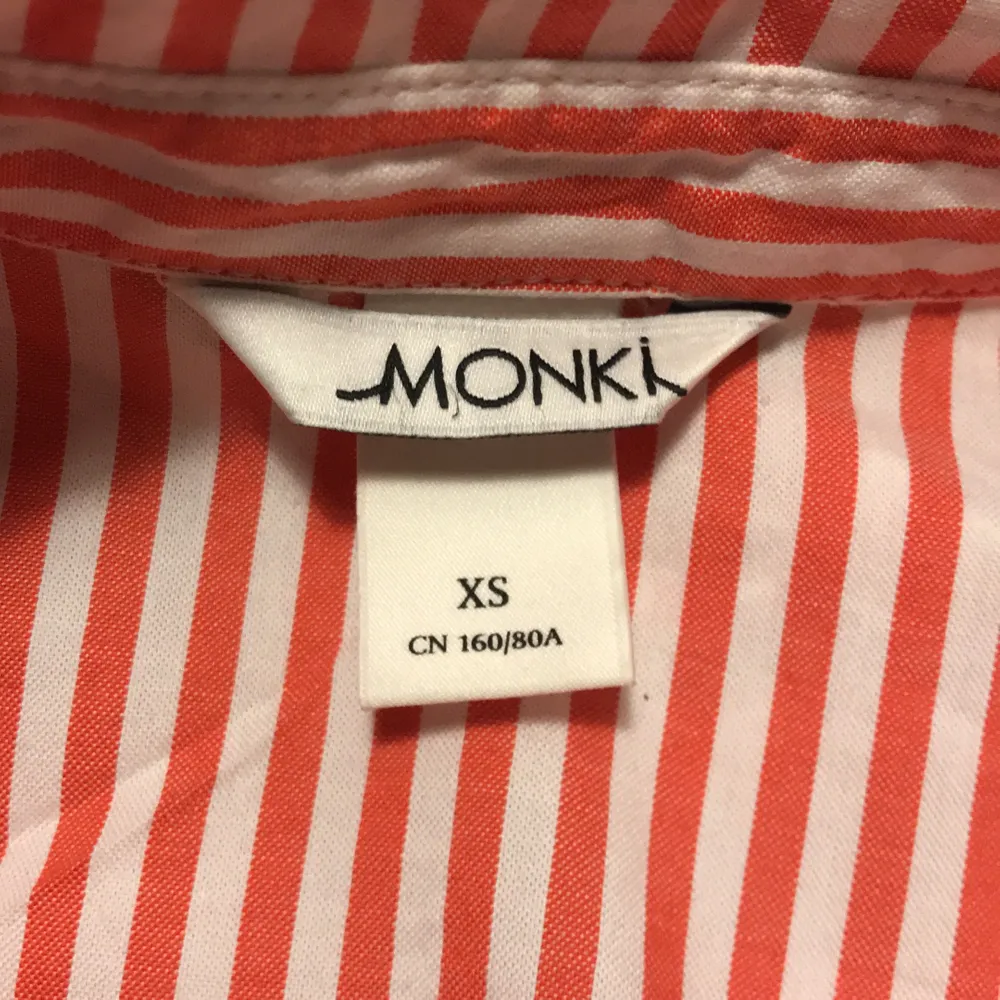 I’m selling Monki stripe shirt with cute design on shoulders. I’ve wore it twice so the condition is like new! The size is XS (check the size from the Monki website🌟) and I offer a delivery :). Skjortor.