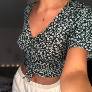 Blommig topp - Säljer den här sommardrömmen till topp!!! Så fin!!! Aldrig använd! Kan både mötas upp o frakta men köparen står för frakten! :)