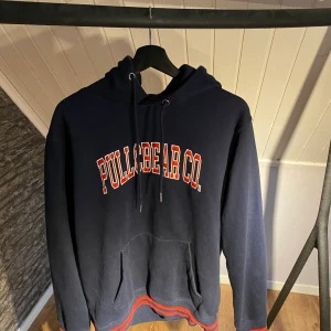 Marinblå hoodie - Marinblå hoodie från pull and bear som jag har använt 1 gång. Den är i nyskick.