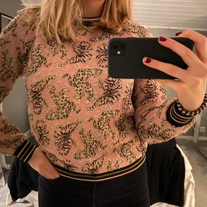 Tröja från & other stories💛💛 - Säljer min skitsnygga från tröja & Other Stories❣️Den har gulddetaljer och inga slitningar💖Köptes för 850kr🌟🌟