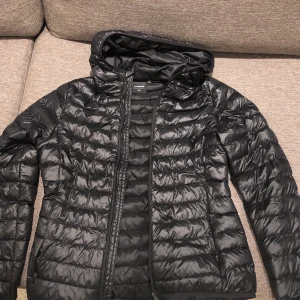 Dun jacka - de är en skön höst jacka den värmer skönt och är väldigt bekväm den är köpt på stadium i början av året hör av dig om du vill ha flera bilder på den eller om du har frågor.💕