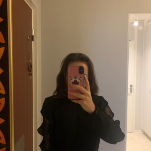 Jättefin blus med volanger och spets - Säljs för jag använder helt enkelt inte längre. Skriv dm för fler bilder! 